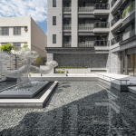 暖陽(yáng)撒落的中庭，搭配上任大賢老師的藝術(shù)品『雲(yún)與樹』，共同交織出無(wú)限美好景致。