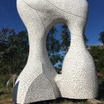 臺灣藝術家邱泰洋的作品，心在藝在，作品試圖賦予馬賽克一種生命力的生動意象，似能見到一對戀人浪漫的互動，搭配上優(yōu)雅的曲線，讓馬賽克磚也變的有溫度。