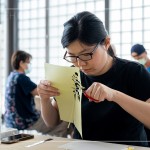 沿著線條剪裁，透過轉動紙張方向，剪去多餘的邊角，利用些許剪紙小技巧，讓過程中更順手。