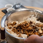 【迷迭醬油烤菇】
簡單的烤菇料理，不需要太繁複的工序，而是用看似平凡的食材，提出食物本身的鮮香風(fēng)味。
