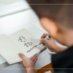 米灰色的質(zhì)感職人手札，搭配郭哥(郭子乾)親筆簽名，作為當天抽獎禮，贈予一份特別的祝福。