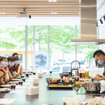 看著老師每一步驟的示範與教學，一顆粽子的背後，是經(jīng)過繁瑣的步驟，從備料、炒料、再到包粽，讓我們感恩腳下每一寸土地，步步講究、守候與疼惜。