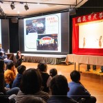 以牛皮刻劃出的戲偶，透過簽桿操控，利用燈光照射在白色布幕上，依循劇本內(nèi)容搭配音樂與口白來演出，既趣味又有意義。