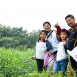 新業(yè)住戶攜家?guī)Ь?、步步向前，帶孩子親近大自然的同時，也一同用行動守護著這條生命之河。