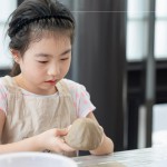 大手與小手們紛紛捏出風鈴罩，可以捏出帥氣的火箭造型，或是俏皮的小圓帽，天馬行空，玩轉(zhuǎn)創(chuàng)意。