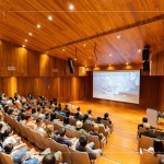 跨越千里，尋訪北歐冰川，聽見古老冰川喘息的消融，深邃的夢(mèng)幻冰洞，從冰河母體崩裂，流落到冰河湖，再漂向大海，流連在海岸線上。