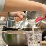 將切塊的白蘿蔔放入料理機(jī)打成汁，濾出蘿蔔渣的蘿蔔水，分別取出所需要的單位數(shù)並加入燜煮，讓蘿蔔糕更有香氣與口感。