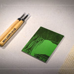 雕刻板選用適合初學(xué)者的樹脂板，圖案設(shè)計以臺中文學(xué)館的大榕樹和日式建築為意象，在刻板的同時，也讓創(chuàng)作更具樂趣。