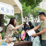 當(dāng)日完成指定任務(wù)，即可至服務(wù)臺(tái)轉(zhuǎn)出幸運(yùn)，新業(yè)期望每一位來(lái)到此的好友們，透過(guò)互動(dòng)拉近彼此距離。