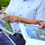 依照3D圖挑選適切的景石及樹種，模擬日照位置與擺設面向，更需要考量生長環(huán)境，打造與自然共存的建築。