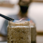 封罐前最後儀式，透過(guò)火焰高溫殺菌，為歲月的釀造揭開序幕，讓時(shí)間與微生物在無(wú)瑕的環(huán)境中，慢慢交織出專屬的風(fēng)味。