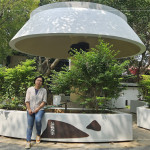 外觀獨(dú)特的蘑菇亭，由藝術(shù)家-張婷雅 創(chuàng)作金屬鐵件雷切藝術(shù)裝飾，從大自然的種子、葉子及植物汲取靈感，在花圃表面裝飾，彷彿被大自然環(huán)抱。