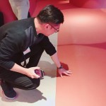 為孩子們打造一座健康無毒的遊戲室！嚴選健康綠建材的亞麻仁油地板，無毒且可生物分解，在遊戲室裡的大人小孩都舒適健康。