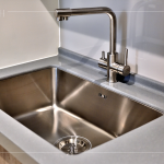 完美的廚房夥伴-流理臺(tái)、水槽區(qū)域，可根據(jù)需求和偏好挑選，易清潔、不卡垢的檯面材質(zhì)，不論在視覺(jué)上或?qū)嵱眯远紦碛惺孢m地生活享受。