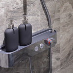 主、客浴裝載溫控沐浴龍頭，搭配貼心的檯面設(shè)計(jì)，減法的設(shè)計(jì)美學(xué)是專屬建築職人的巧思。