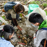 透過(guò)引導(dǎo)員的專業(yè)指示，將垃圾清楚的分類、有系統(tǒng)的規(guī)劃，是一場(chǎng)淨(jìng)溪活動(dòng)中不可或缺的角色。