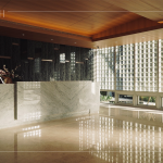 建築師巧妙運用基地優(yōu)越的採光與通風(fēng)條件打造精緻小品建築，以「光盒子」為構(gòu)想核心，形塑出兼具自明性與神秘感的建築語彙。