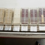 將包裝空氣抽除並封口，保持真空狀態(tài)，使白米、糙米與紅豆更能保鮮。