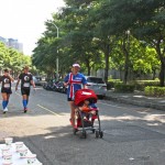 新業(yè)團隊在賽程路上也捕捉不少令人感動的風(fēng)景：小小跑者尚未能參與比賽，但媽咪成為強大且耐心十足的後盾，讓小小孩也感受場邊加油聲的熱情與支持。