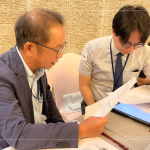 小組間透過(guò)面談紀(jì)錄表，交流對(duì)話，模擬面談時(shí)應(yīng)具備的技能，找到最適配職位、團(tuán)隊(duì)和公司文化的人才。(圖左一為新業(yè)建設(shè) 卓勝隆 董事長(zhǎng))