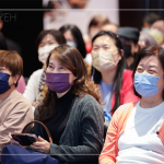 藝術家以開朗風趣的演說風格，讓賓客的心湖，蕩漾出縷縷的閒適感，迎來笑意盈盈的午後時光。