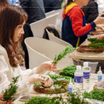 新鮮的雪松作為這次花圈基底，以手掌長度為基本大小，並可自行修整雪松的茂密度與長度，調整出理想中的花圈效果。