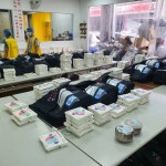 一份份的飯包按照配送的區(qū)域，一份份堆疊，也蘊(yùn)含著背後默默付出的愛與關(guān)  懷。