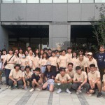 七天六夜東海建築營(yíng)的參訪除了觀峰再添一案，鏡頭轉(zhuǎn)到社會(huì)勞工住宅【新業(yè)宜家】，由楊世偉經(jīng)理(右一)及林宜鋒建築師（左一）帶大家探索生活的靈感與美感。