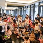 小朋友好奇盯著魔術(shù)師手中那可愛的小豬、小鴨造型氣球是怎麼成形的，殷殷期盼著早點拿到專屬於自己的氣球。