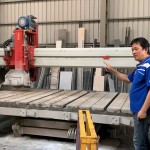因應(yīng)不同石材，使用的切割器類型、規(guī)模也不同。從塊狀到呈現(xiàn)片狀，都少不了切割機的垂直切塊、拋光機水平打磨以及人工鑿刻等階段。