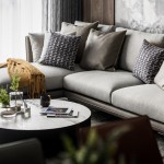 回了家，讓自己原本拘謹?shù)膽B(tài)度變得隨興自適，些許慵懶也無妨，因為家是如此具有包容力，因而成為生命中渴求的憧憬之一。