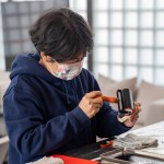 將滾輪上的油墨塗滿整面圖樣，均勻刷印，使印製出來的圖樣更豐富飽滿、活靈活現(xiàn)。