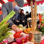 由新業(yè)建設(shè) 穆椿松名譽(yù)董事長(zhǎng)起頭，斟上一杯敬天地的心，建築的初衷與懇求願(yuàn)得天地垂聽(tīng)。