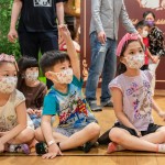 小探險家們排排坐，認真的聽著大哥哥大姊姊的引導，興奮的舉手回答問題。