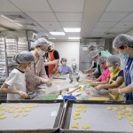 深入庇護(hù)工場(chǎng)的生產(chǎn)線，體驗(yàn)讓50位身心障礙者穩(wěn)定就業(yè)的工作場(chǎng)域，新業(yè)家族的大小朋友們，親身投入在製作烘焙品的樂趣之中。