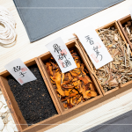 由老店舖中藥行調(diào)製而成的天然藥草配方，每一種都是植物藥草帶來的祝福，讓天然植物陪伴您過生活。