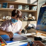 運用海綿以輕拍的方式打底，會產生與刷子很不一樣的紋理效果，在分層上色時，海綿也能將顏色巧妙地融合在一起，為作品帶來深度。