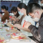 家人們聚精會(huì)神，為剪出理想的作品，需要仔細(xì)地、慢慢地動(dòng)手，將對(duì)新年的展望
寄託於此。