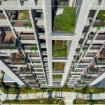 迎來風(fēng)、光、水、綠，錯(cuò)落的樹島陽臺(tái)、與春夏秋冬呼應(yīng)的四季合院，大小喬木、灌木的垂直森林，更加生機(jī)盎然。