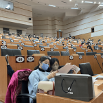 住戶們相互交流，匯總關(guān)於美好家園的嚮往，共同為未來(lái)制定出新的美好篇章。