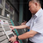 新業(yè)建設(shè)吳志輝建築師 仔細(xì)比對樣品與實際成品，並於陽光照射下，感受顏色紋理及曲線起伏。