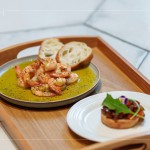 橄欖油在料理中有許多變化，當(dāng)天活動(dòng)示範(fàn)『芝麻葉番茄沙沙普切達(dá)』、『經(jīng)典橄欖油泡蝦』，讓住戶在家中也能輕易完成。