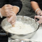 加熱拌勻的粉糊，使用搟麵棍持續(xù)攪拌1分鐘以上，為的是讓蘿蔔糕口感更有彈性、更有層次。