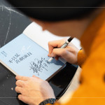 由黃豪平著作的「不只是喜劇演員」作為抽獎(jiǎng)禮，每一本都附上親筆簽名，將書(shū)籍變?yōu)橐环轀嘏呐惆椤?>
										<div   id=