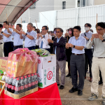 新業(yè)團隊齊聚，心中滿懷期盼與感恩，眾人一心，手持炷香敬虔內心，煙氣裊裊上升，願直達天聽。