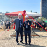 萬丈高樓平地起，新業(yè)建設 穆椿松 創(chuàng)辦人(左一)與 卓勝隆 董事長(右一)，講究紮實穩(wěn)健、堅持建築職人精神，為城市注入嶄新面貌。