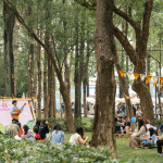 市集裡，樂(lè)曲輕揚(yáng)，舒緩五感，為日常多一點(diǎn)儀式感，細(xì)細(xì)品味。