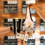 致贈(zèng)新業(yè)設(shè)計(jì)「河貍款杯袋」，解放雙手輕鬆袋著走，可重複使用，為環(huán)境友善貢獻(xiàn)一份心意。