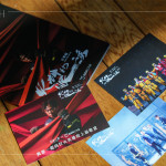 劇團特別精選五張劇照，製作成限量400份的專屬明信片，贈送給參加『感謝消防英雄明信片傳情活動』的來賓。