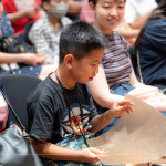 牛皮竟然這麼硬？！牛皮耐高溫、質(zhì)地堅韌且透光性強，常作為皮影戲偶的製皮來源，後續(xù)經(jīng)過畫稿、刻製、上色、組裝縫合、裝桿，造就一件件民俗工藝品。